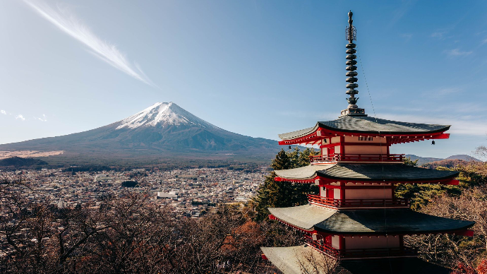 Un temple japonais au premier plan et en fond le mont Fuji