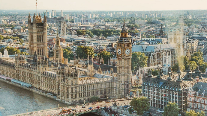 Big Ben au milieu de la capital de Angleterre, Londres